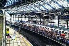 Snímek z videa, vydávaného za záběry z Masarykova nádraží v Praze