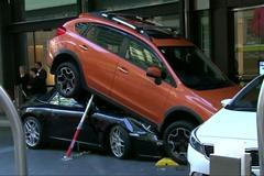 Zaparkoval Porsche pod auto. V Sydney obsluha hotelu nezvládla rychlý vůz a zajela s ním pod SUV