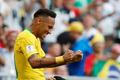Neymar slaví gól v zápase Mexiko - Brazílie na MS 2018