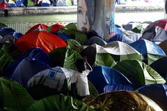 Imigranti v Paříži, kanál Saint-Denis, květen 2018