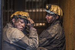 Z filmu Dukla 61 je znát záliba v chlapáctví. Nářečí z úst pražských herců nevadí