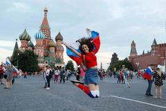 Moskva na nohou, tahle noc nebude krátká. Rusové mohutně slaví fotbalovou pohádku