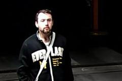 Zloděj využil otevřených vrat do garáží. Ukradl elektromotorku, nezastavil ho ani zavřený výjezd