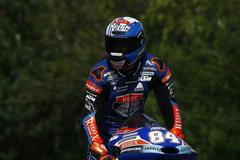 Jakub Kornfeil slaví vítězství v kvalifikaci Moto3 v Brně