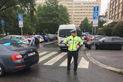 Policie evakuuje budovu pražské VŠE, kde byla nahlášena bomba.