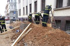 Hasiči zajišťují domov mládeže, který má narušenou statiku.