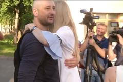 Kolegové radostně přivítali Babčenka. Omluvil se, že jim nemohl nic dopředu prozradit