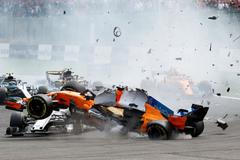 Havárie Fernanda Alonsa krátce po startu GP Belgie 2018