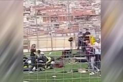 V Barceloně se na fotbalovém hřišti zhroutilo pódium. Zranilo se 18 lidí