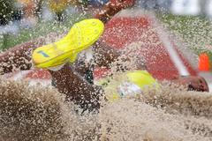 Dálkař Christian Taylor dopadá do doskočiště na americké olympijské kvalifikaci v Eugene 2012.