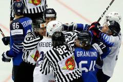 Hokejové úterý: Osm gólů v zápase, který zajímal Čechy. Lotyšská radost i slovenská kanonáda