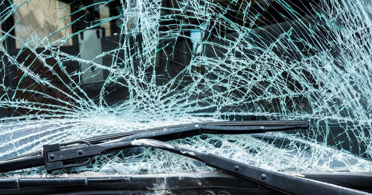 Na Rokycansku havaroval autobus s dětmi, hasiči hlásí několik zraněných