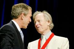 Novinář a spisovatel Tom Wolfe s bývalým americkým prezidentem Georgem W. Bushem