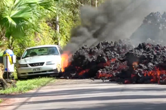 Láva z havajské sopky Kilauea dotekla až k autu. To začalo hořet
