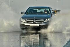 Mercedes na mokru