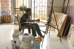 Umělec maluje obrazy pomocí kávy. Kus stojí v přepočtu 6 tisíc