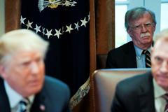 Poradce John Bolton (vpravo) se dívá na amerického prezidenta Donalda Trumpa.