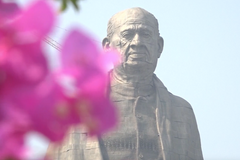 Indové postavili nejvyšší sochu světa. Zobrazuje jednoho z otců zakladatelů státu Sardára Patéla