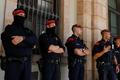 Katalánská policie hlídkuje u regionálního parlamentu v Barceloně.