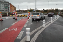 Most nad pražskou zastávkou Vltavská zavřeli kvůli havarijnímu stavu. Nakonec ho zbourají