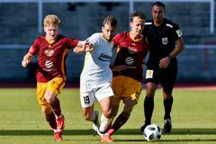 10. kolo fotbalové FORTUNA:LIGY, Dukla - Zlín: Tomáš Kott (zleva doprava), Pablo Podio, Daniel Tetour a Ondřej Lerch