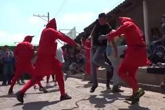 Na Velikonoce jezdí lidé do Salvadoru a nechají se bičovat ďábly. Očistí je to prý od hříchů