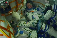 Během startu rakety Sojuz došlo k selhání pomocného motoru. Astronauté jsou v pořádku