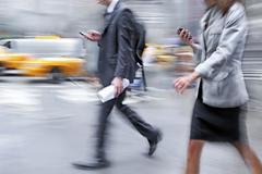 byznys mobil chodci spěch liustrační foto