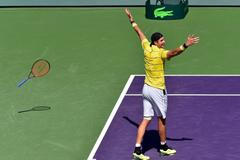 John Isner slaví vítězství na turnaji v Miami 2018