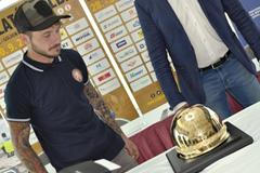 Václav Milík se zájmem pozoruje trofej pro vítěze Zlaté přilby 2018