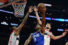 basketbal, NBA 2018/2019, Los Angeles Clippers - Washington, Tomáš Satoranský (vpravo) se snaží zabránit ve skórování Tyronu Wallaceovi