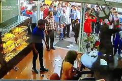 Vzduchem létaly židle. Afghánská politička rozmlátila cukrárnu v Kábulu