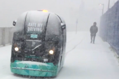 Lidé v Londýně sami testují samořídící autíčka. I ve sněhové vánici