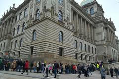 Před Národním muzeem se i druhý den po otevření tvoří dlouhé fronty.