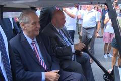 Prezident Miloš Zeman zahájil výstavu Země živitelka. Po areálu jezdil ve vozítku