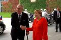 Slovy "dobrý den" přivítala Miloše Zemana německá kancléřka Angela Merkelová