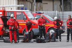 Hasiči se připravují na cestu k troskám letadla ve vesnici Digne-les-Bains.