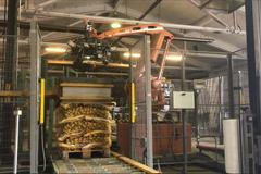 Robot s chapadlem, který nahradí několik pracovníků. Podívejte se, jak pomáhá v bramborárně