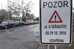Nejhorší silnice v Česku se konečně dočkala. Po 10 letech dohadování získá nový povrch