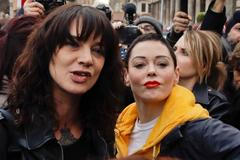 Asia Argento (Argentová) Rose McGowan (vpravo) demonstrace 8. března MDŽ v Římě MeToo