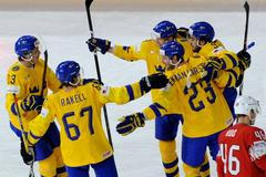 MS 2018, Švédsko-Švýcarsko: Hráči Švédska slaví první gól v síti Švýcarska