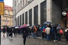 První den prodeje nových dvacetikorun ke stoletému výročí