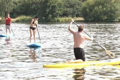 Paddleboarding vládne českým vodám. Podívejte se, jaká pravidla musí jezdci na prkně dodržovat