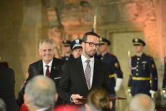 Petr Čech, Michal David nebo Ondřej Hejma. Prezident Zeman rozdával státní vyznamenání