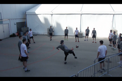 Čeští hokejisté vyměnili puk za míč. Takhle trénují před zápasem