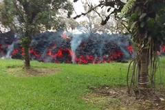 Další záběry řádění vulkánu na Havaji. Láva teče mezi domy