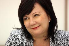 Ministryně financí předává cenu v účtenkové loterii