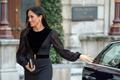 Meghan si sama zavřela dveře od auta. Někteří ji chválí za pokoru, druzí ostře kritizují