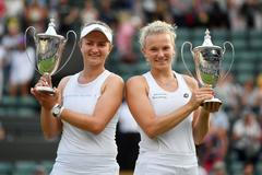 Barbora Krejčíková a Kateřina Siniaková ve finále čtyřhry Wimbledonu 2018