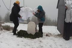 100 let republiky - oslava u Masarykovy chaty na zasněženém Šerlichu (1019 m.n.m.)